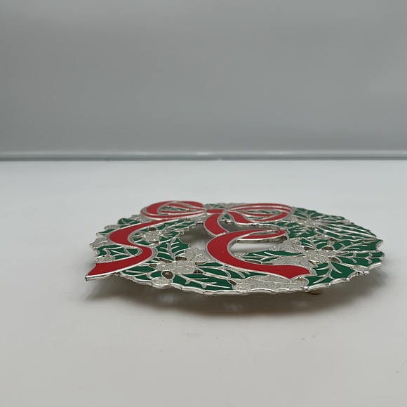 vintage christmas holly wreath metal trivet with red bow - Picture 10 of 16